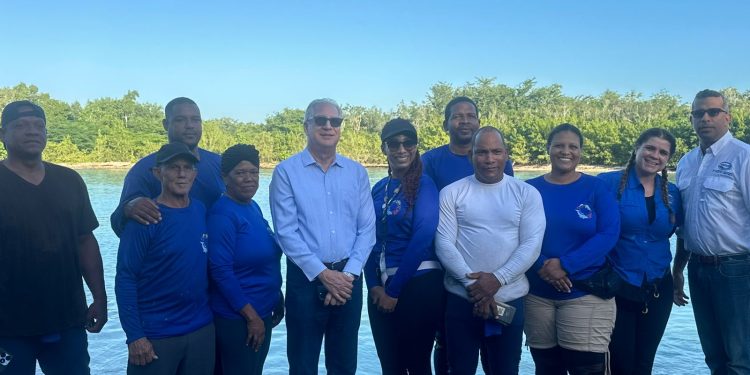 Acuario Nacional completa con éxito el traslado del manatí Jean Pedro a zona controlada en Bayahíbe