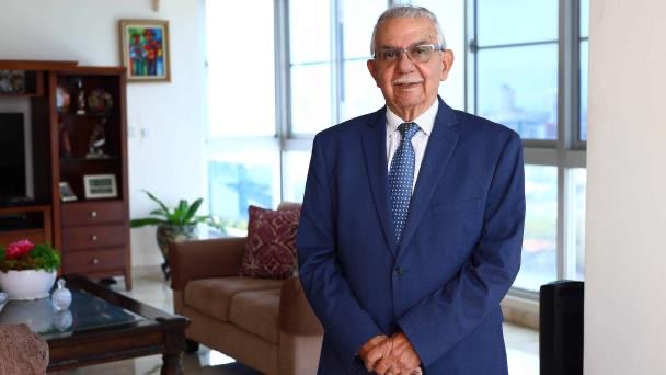 Abinader instruye crear comisión para mayores controles en SeNaSa y designará a Arismendi Díaz Santana para coordinarla