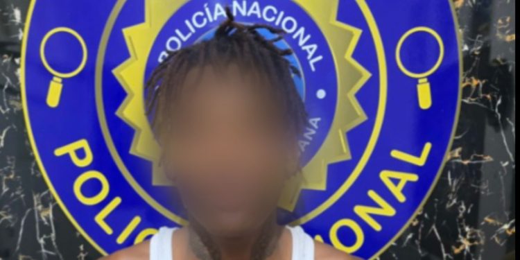 Policía Nacional arresta a dos individuos tras persecución luego de despojar a una ciudadana de su celular en Puñal, Santiago