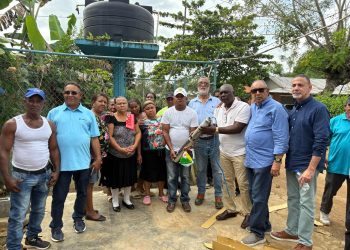Comunitarios de El Bosque en Monte Plata reciben bomba de agua que beneficiará a unas 35 familias
