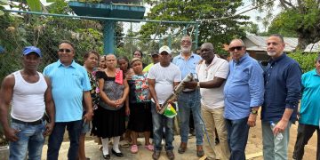 Comunitarios de El Bosque en Monte Plata reciben bomba de agua que beneficiará a unas 35 familias
