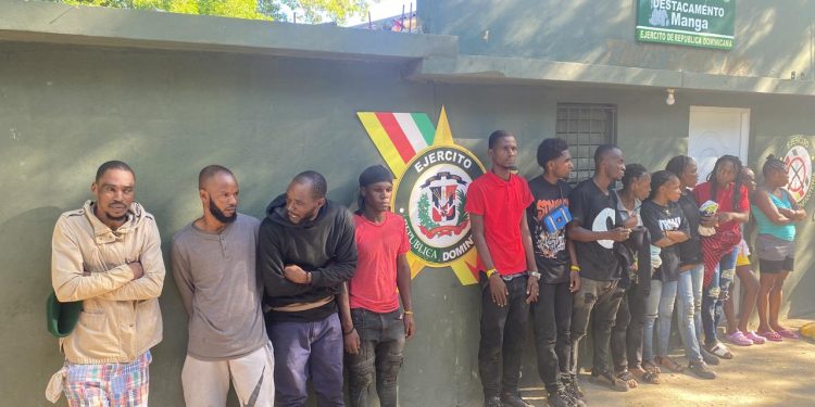 En operativo de interdicción en Guayubín Ejército detiene 15 migrantes haitianos indocumentados