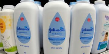 Jurado ordenó a Johnson & Johnson pagar 40 millones de dólares a dos mujeres por cáncer vinculado a talco de bebé