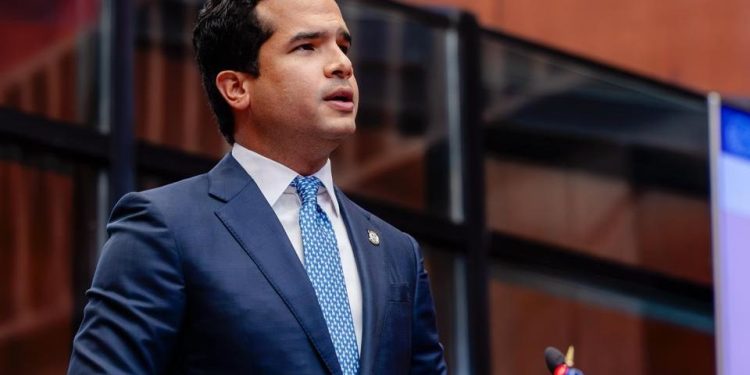 Omar Fernández cuestiona Presupuesto 2026 por baja inversión pública