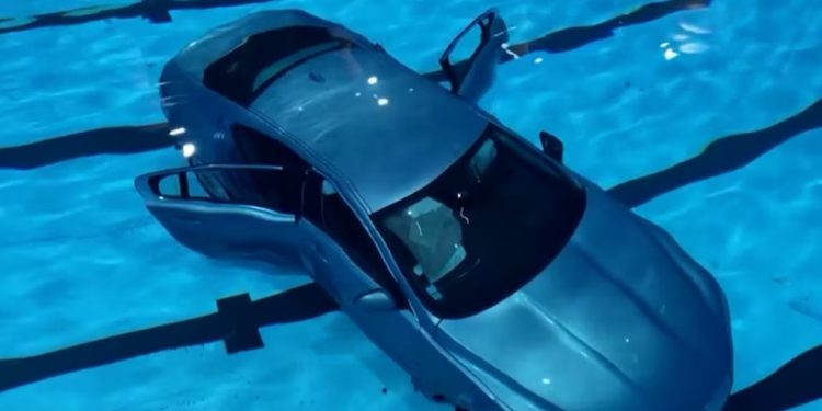 Auto de lujo terminó en el fondo de una piscina municipal en el sur de Francia