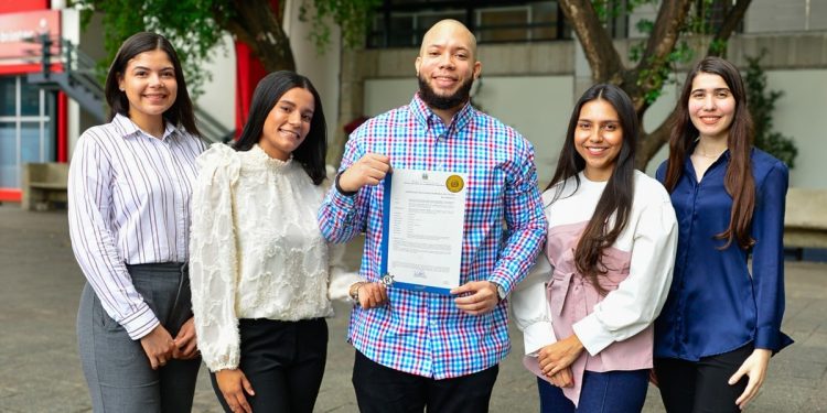 Egresados del INTEC obtienen patente con dispositivo electrónico para niños con discapacidad auditiva