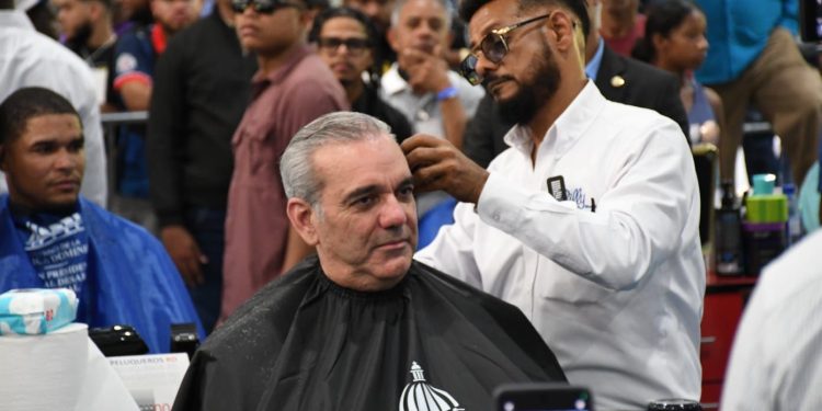 Mil peluqueros recortaron a cinco mil comunitarios en el evento nacional “Peluqueros RD 2025”