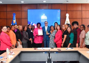 Ministro de Trabajo recibe reconocimiento por impulsar la igualdad y los derechos laborales de las mujeres
