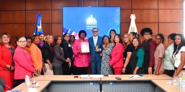 Ministro de Trabajo recibe reconocimiento por impulsar la igualdad y los derechos laborales de las mujeres