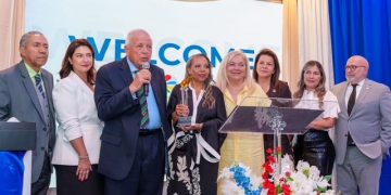 RoseMaryNews entrega “La Antorcha de la Democracia” a exalcalde Miami y reafirma compromiso con el sistema