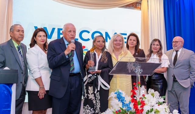 RoseMaryNews entrega “La Antorcha de la Democracia” a exalcalde Miami y reafirma compromiso con el sistema