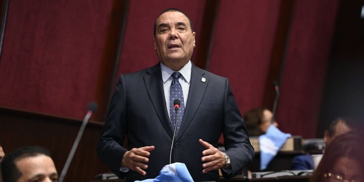 Diputado Alcibiades Tavárez advierte que el Gobierno ‘hipoteca el futuro’ con nueva deuda de RD$401 un mil millones de pesos