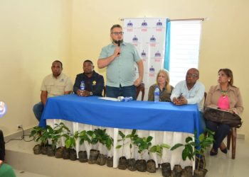 Hecmilio Galván recorre Cordillera Central, asegura hay que reivindicar las montañas