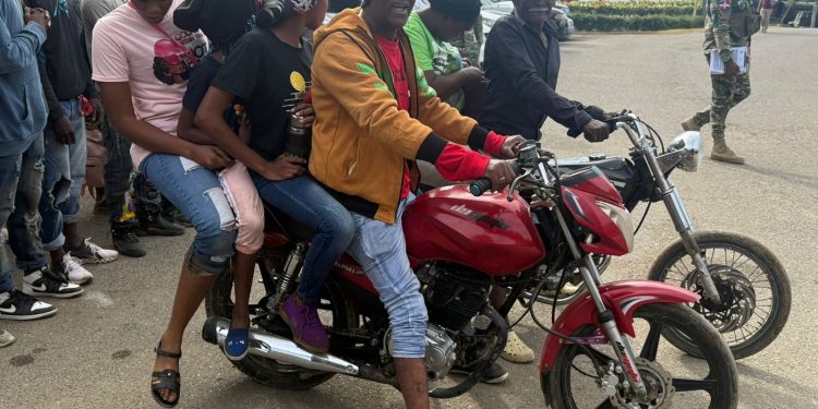 Ejército presenta ante el Ministerio Público a segundo teniente acusado de permitir el acceso de 33 indocumentados por Dajabón