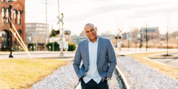 El cantante Edward Herrera presenta su nuevo sencillo “Fin de Semana” y amplía su propuesta musical