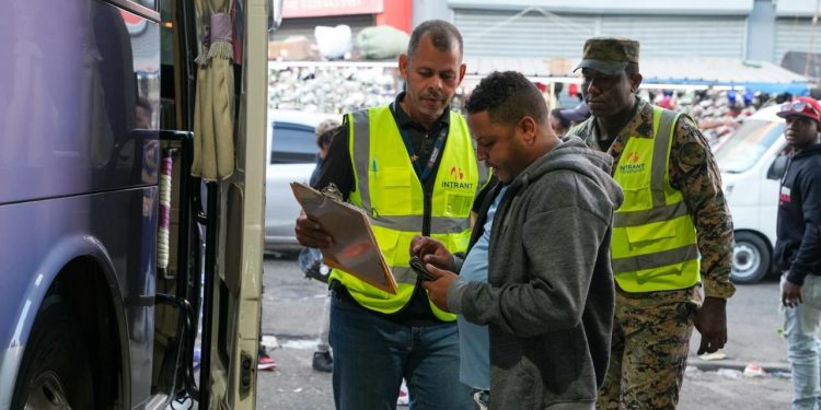 INTRANT realiza 10,778 inspecciones vehiculares en Navidad, retiene 387 autobuses por riesgos y 7 por dopaje