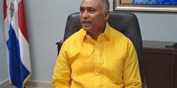 Senador Julito Fulcar presenta y entrega Ley que declara a Peravia como Provincia Ecoturística