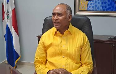 Senador Julito Fulcar presenta y entrega Ley que declara a Peravia como Provincia Ecoturística