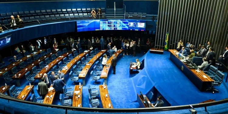 Congreso brasileño aprueba ley para rebajar la pena de cárcel de Bolsonaro