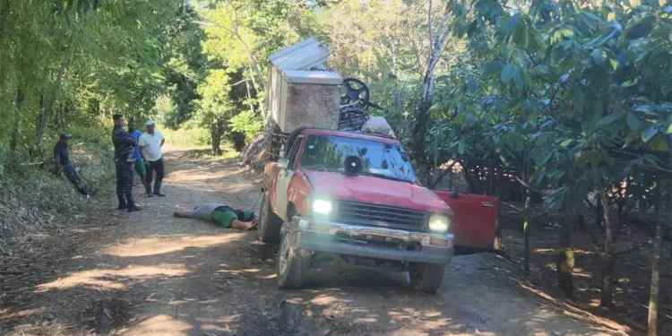 Dos personas mueren electrocutadas tras caída de cable eléctrico sobre su vehículo en Gaspar Hernández