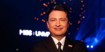 Director de Miss Universo deja su cargo en medio de controversias por procesos legales