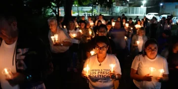 Familiares de presos políticos en Venezuela mantienen vigilia a la espera de liberaciones