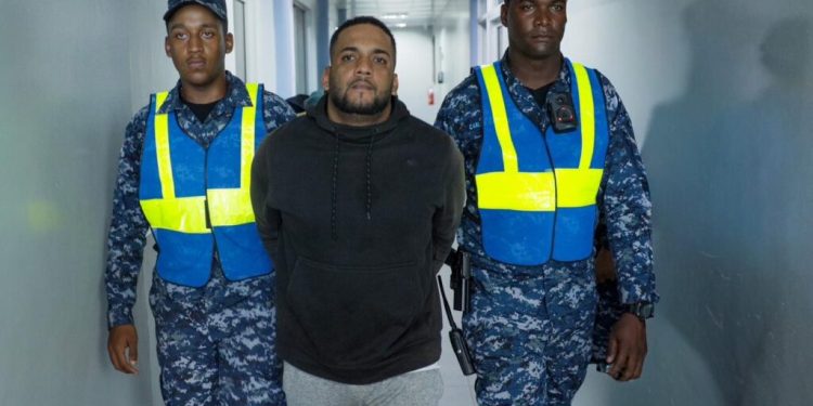 Se entrega hombre vinculado a homicidio en Santiago Oeste