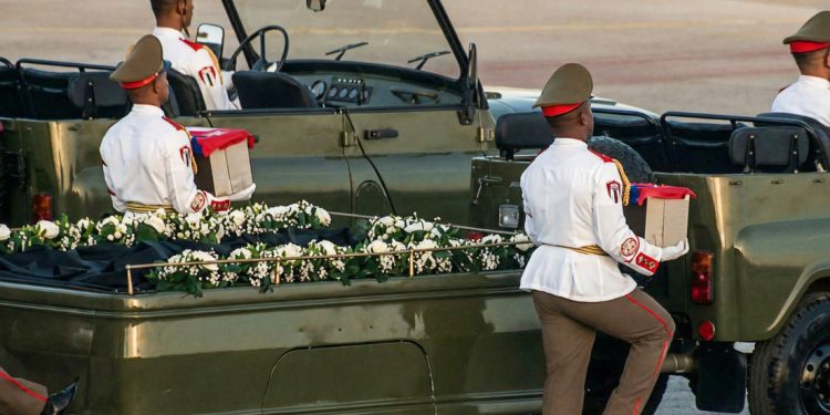 Llegan a Cuba los cuerpos de 32 oficiales asesinados por EE.UU. en Caracas