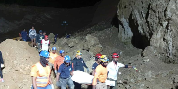 Hallan sin vida a operador atrapado en derrumbe de mina en Nigua tras 12 horas de búsqueda