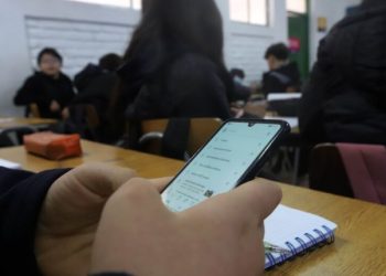 Bolivia prohíbe el uso de celulares en las aulas y fija nuevas normas para la gestión educativa 2026