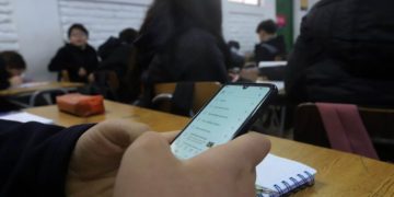 Bolivia prohíbe el uso de celulares en las aulas y fija nuevas normas para la gestión educativa 2026