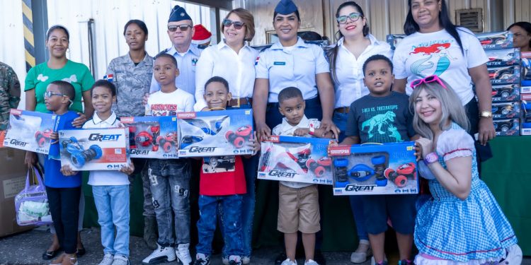 Comandancia General de la Fuerza Aérea, junto a la Asociación de Esposas de Oficiales, celebra el Día de los Reyes Magos con miles de niños