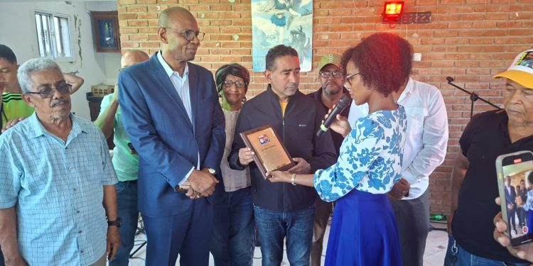 Reconocen a Nelson Gutiérrez por su defensa a la dignidad humana y derechos fundamentales 