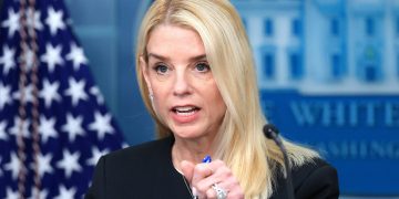 Fiscal general de EE.UU. confirma la imputación de Nicolás Maduro y Celia Flores por narcotráfico