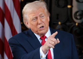 Trump dice que analizará una posible presidencia de Machado en Venezuela