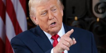 Trump dice que analizará una posible presidencia de Machado en Venezuela