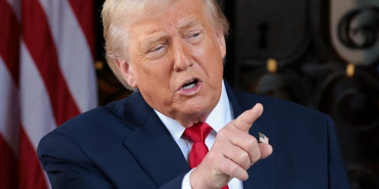 Trump dice que analizará una posible presidencia de Machado en Venezuela