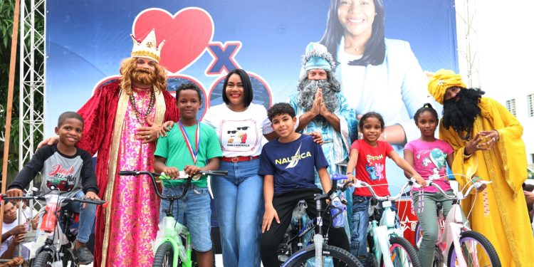 Diputada Leyvi Bautista celebra el Día de Reyes con entrega de juguetes en SDO