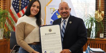 Alcaldía de Lawrence reconoce a la periodista Stephanie Hilario Soto