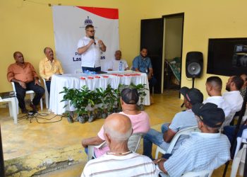 Hecmilio Galvan apoya agricultores de la provincia Duarte