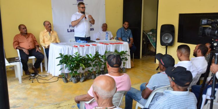 Hecmilio Galvan apoya agricultores de la provincia Duarte