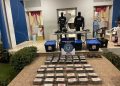 Policía Nacional y DNCD ocupan 105 paquetes de presunta cocaína, armas y municiones durante operativo conjunto en SDE