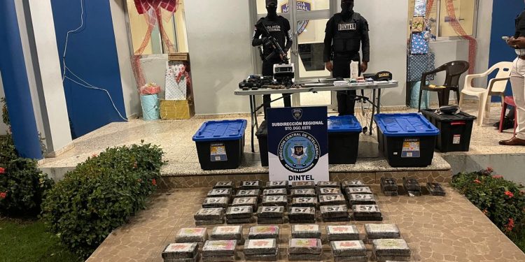 Policía Nacional y DNCD ocupan 105 paquetes de presunta cocaína, armas y municiones durante operativo conjunto en SDE