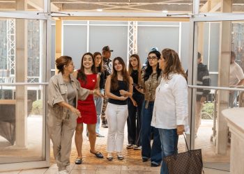 Hijas del presidente Abinader visitan el montaje de Plásticos por Juguetes en la Alcaldía del DN