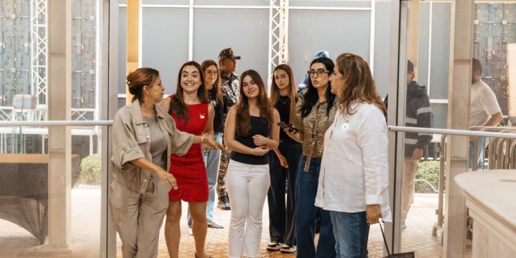 Hijas del presidente Abinader visitan el montaje de Plásticos por Juguetes en la Alcaldía del DN