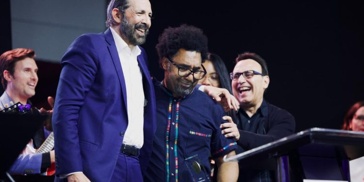 El maestro Javier Vargas recibe el Berklee Alumni Achievement Award y se convierte en el segundo dominicano en obtener este reconocimiento