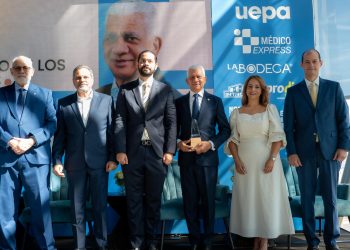 Presidente del Senado, Ricardo de los Santos, recibe reconocimiento de ADOTURD por su apoyo al deporte dominicano