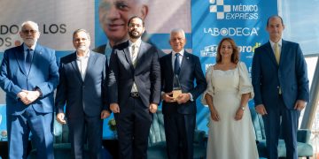 Presidente del Senado, Ricardo de los Santos, recibe reconocimiento de ADOTURD por su apoyo al deporte dominicano