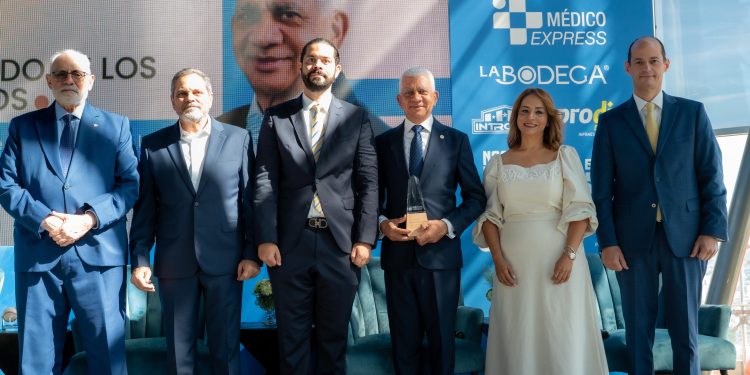 Presidente del Senado, Ricardo de los Santos, recibe reconocimiento de ADOTURD por su apoyo al deporte dominicano