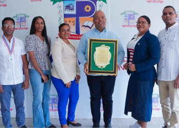 Consejo de Regidores de Pantoja reconoce al director regional 15 de Educación, Eddy Chávez Placencio